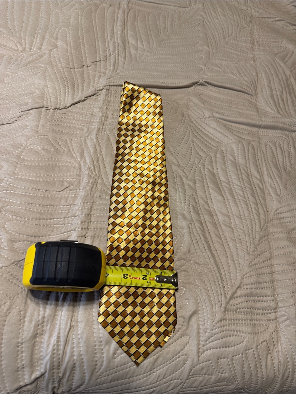 Classic Men's Gold Checkered Silk Tie maker u/k but real nice, silk. 4” widest